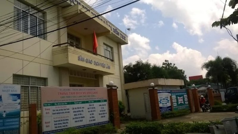 Cổng trụ sở trung tâm giới thiệu việc làm tại Bến Tre 