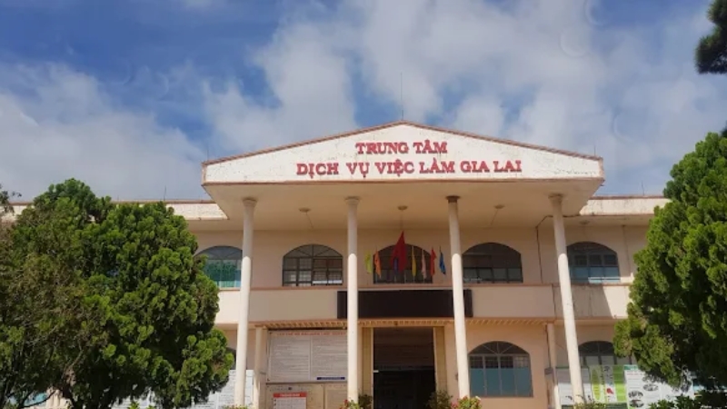 Bên ngoài trụ sở chính Trung tâm giới thiệu việc làm Gia Lai 