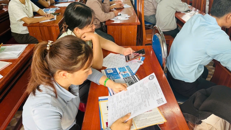 Người lao động đạng tìm hiểu về các thủ tục xin việc tại trung tâm 