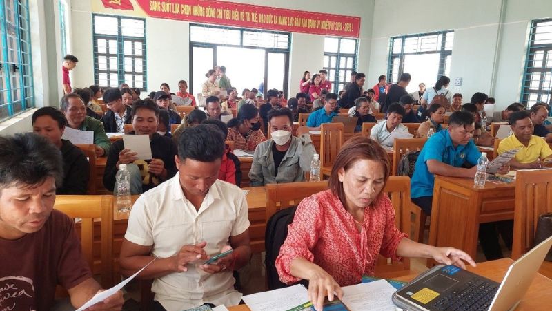 Người lao động đến nhận hỗ trợ tại trụ sở chính trung tâm giới thiệu việc làm Quảng Nam