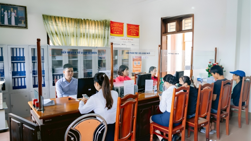 Cán bộ TTDVVL Quảng Ngãi đang tư vấn và tiếp nhận hồ sơ