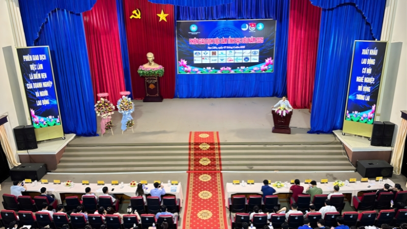 Hội trường phiên giao dịch việc làm tỉnh Bạc Liêu