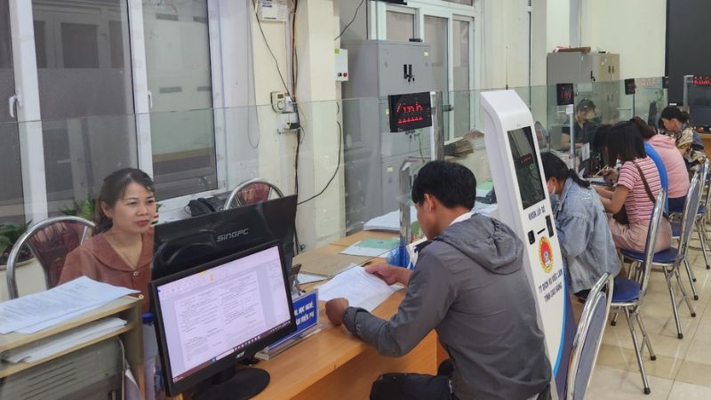 Người lao động được hướng dẫn làm thủ tục BHTN tại Trung tâm DVVL Cao Bằng