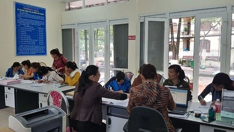 Cán bộ Trung tâm Dịch vụ việc làm tỉnh Cao Bằng tư vấn, tìm kiếm việc làm cho người lao động