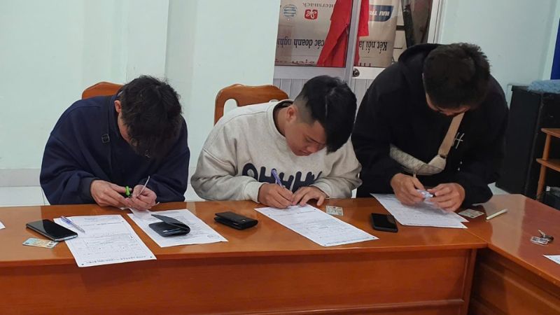 Người lao động đến đăng kí tại ngày hội việc làm (Nguồn: Báo Lao Động)