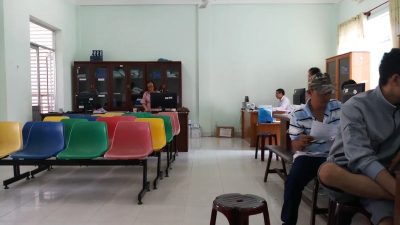 Người dân đến chờ tư vấn tại trung tâm giới thiệu việc làm Bình Thuận - (Ảnh: Phan Thanh Sơn)