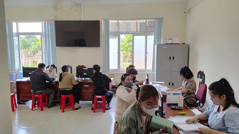 Cán bộ TTDVVL Đắk Nông đang tiếp nhận hồ sơ và tư vấn cho người lao động