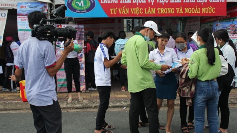 Nhân viên trụ sở chính trong buổi tư vấn cho người lao động (Nguồn: TT - Báo Gia đình & Xã hội)