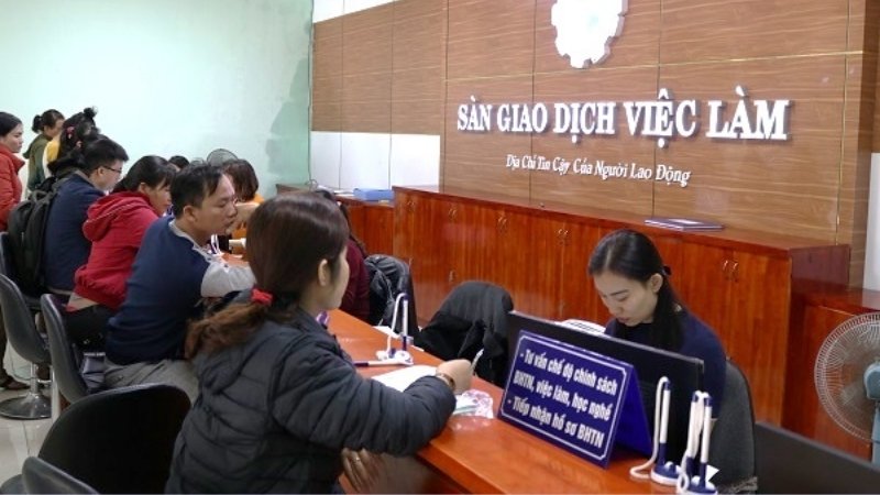 Trung tâm dịch vụ việc làm Quảng Bình giải quyết bảo hiểm thất nghiệp cho người lao động