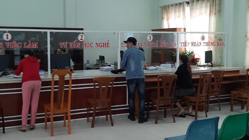 Không gian bên trong trung tâm giới thiệu việc làm Bình Thuận (Ảnh: Phan Thanh Sơn)