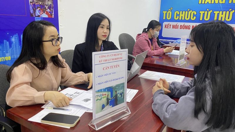 Buổi tư vấn việc làm tại trung tâm giới thiệu việc làm Hậu Giang (Nguồn: Báo Dân Trí)