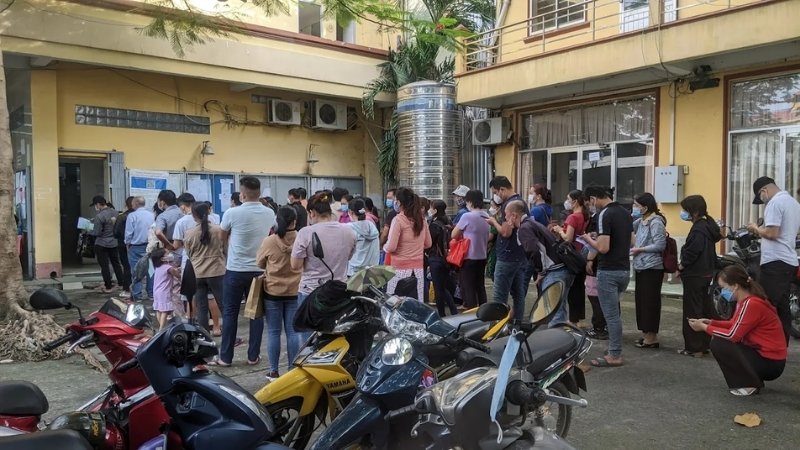 Người lao động xếp hàng làm thủ tục hưởng TCTN tại Chi nhánh BHTN Quận 12