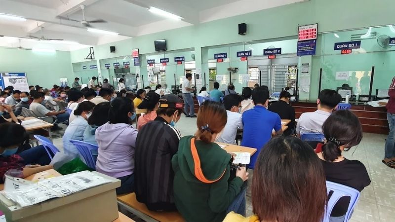 Người lao động xếp hàng làm thủ tục tại Trụ sở Bảo hiểm thất nghiệp TP.HCM