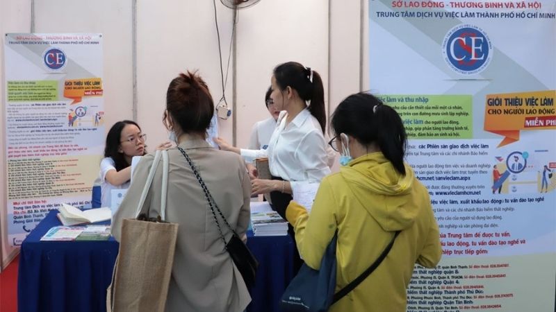 Người lao động tham gia sàn giao dịch việc làm để tìm kiếm công việc mới