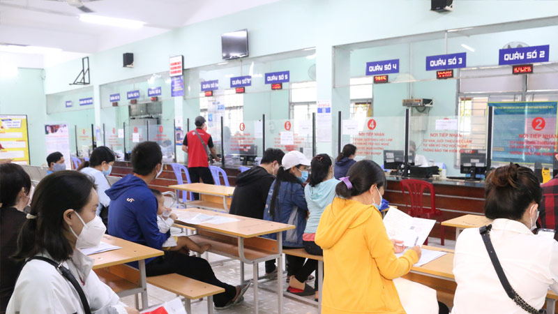 Người dân nộp hồ sơ đề nghị hưởng trợ cấp thất nghiệp