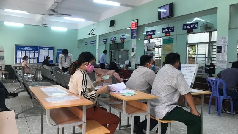 Người lao động tại TP.HCM đang đợi làm thủ tục hưởng trợ cấp thất nghiệp