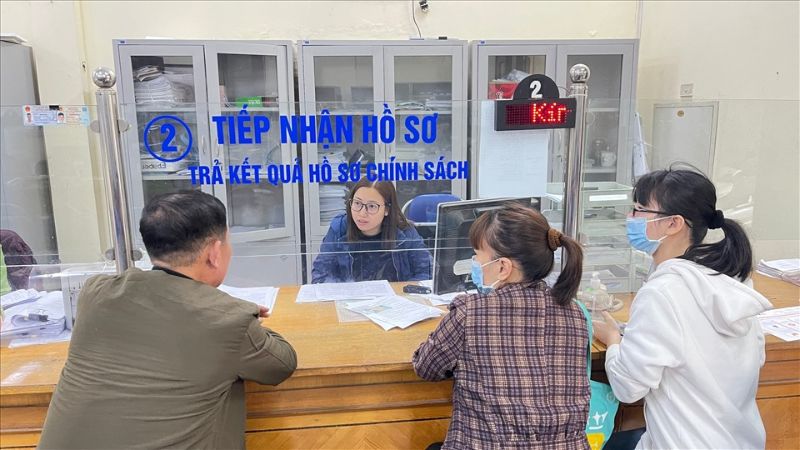 Cơ quan BHXH huyện Hoài Đức tư vấn, hỗ trợ người dân làm thủ tục (Nguồn: Hà Anh)