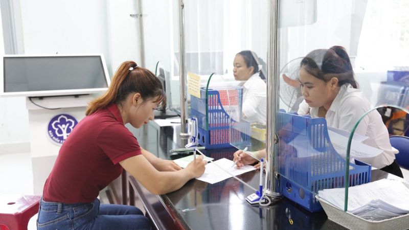 Người dân thực hiện thủ tục tại trụ sở BHXH huyện Phúc Thọ (nguồn: Hoạt động hệ thống Bảo hiểm xã hội)