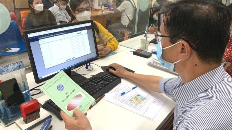 Người dân thực hiện thủ tục tại Bảo hiểm quận Tân Bình để hưởng bảo hiểm theo quy định