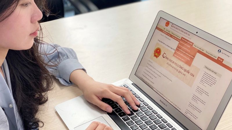 Người dân đăng ký BHXH tự nguyện online qua Cổng dịch vụ công quốc gia (Nguồn: Báo Luật Việt Nam)