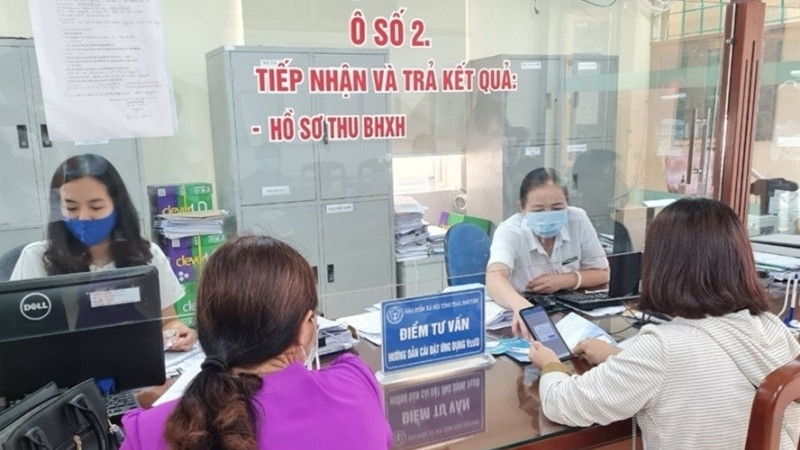 Người dân nộp hồ sơ trực tiếp tại BHXH huyện Phú Xuyên (Nguồn: Bảo hiểm xã hội Việt Nam)