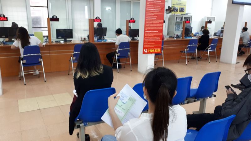 Người dân đi nộp hồ sơ đề nghị hưởng trợ cấp thất nghiệp