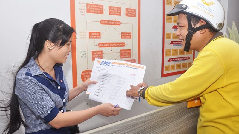 làm thủ tục qua bưu chính