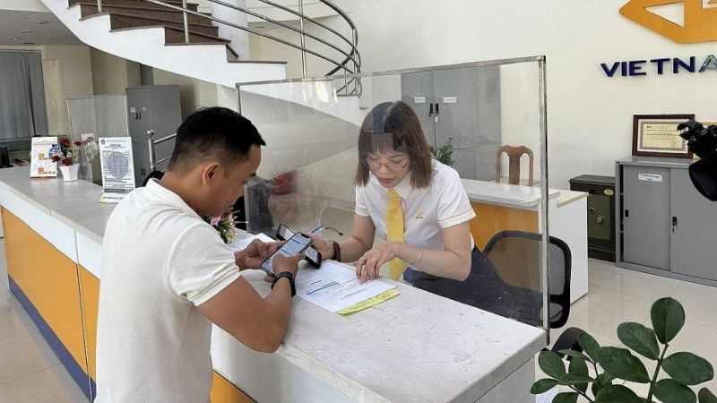 Người dân nộp hồ sơ về BHXH huyện Thanh Oai qua đường bưu chính (Nguồn: Thời báo tài chính Việt Nam)