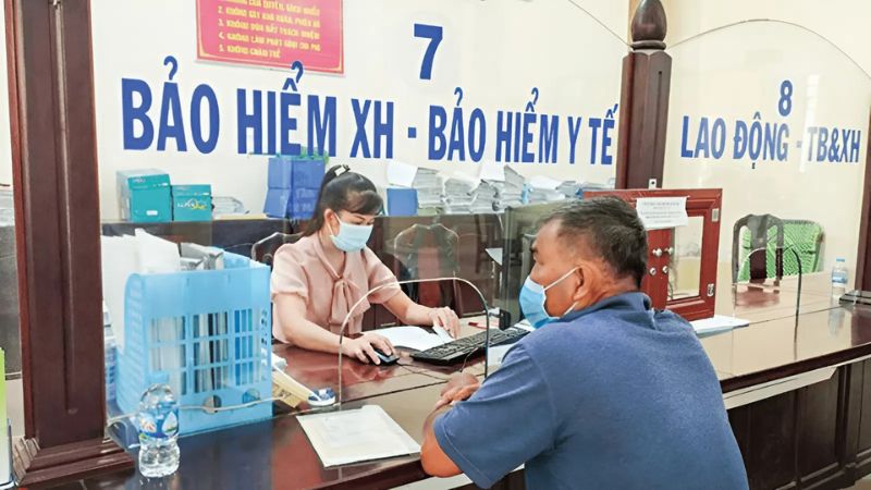 Người dân thực hiện các dịch vụ liên quan đến BHXH, BHYT tại cơ quan BHXH quận Tây Hồ