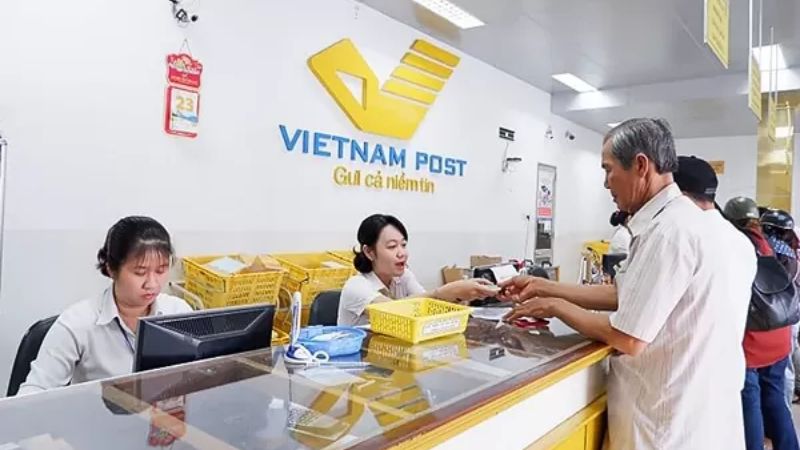 Người dân gửi hồ sơ BHXH cho cơ quan BHXH quận Tây Hồ qua bưu chính