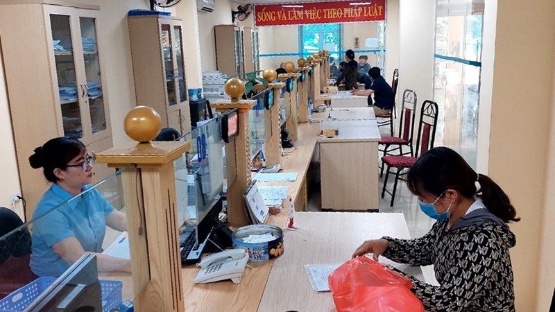 Bảo hiểm xã hội huyện Chương Mỹ giải quyết thủ tục cho người dân (Nguồn: Báo lao động Thủ đô)