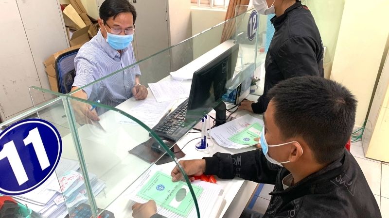 Người dân đến trụ sở chính của Bảo hiểm xã hội huyện Đan Phượng để thực hiện thủ tục.