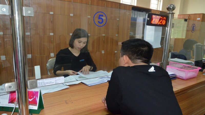 Cán bộ của BHXH quận Long Biên tiếp nhận trực tiếp hồ sơ người dân tại bộ phận một cửa (Nguồn: Bảo hiểm xã hội Thành phố Hà Nội)