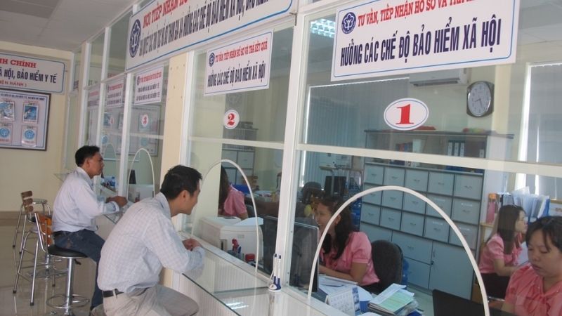 Người dân đến làm thủ tục tại Quầy tiếp nhận hồ sơ của BHXH Quận Ba Đình