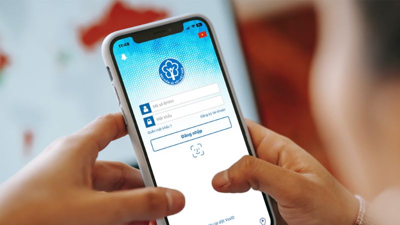Người dân thao tác đăng nhập ứng dụng VssID