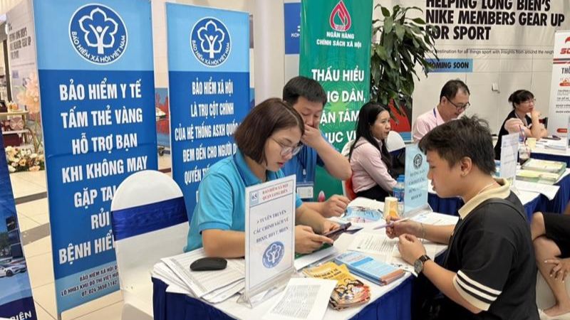 Bảo hiểm xã hội huyện Ứng Hòa giải quyết thủ tục cho người dân (Nguồn: Báo Thanh Niên)