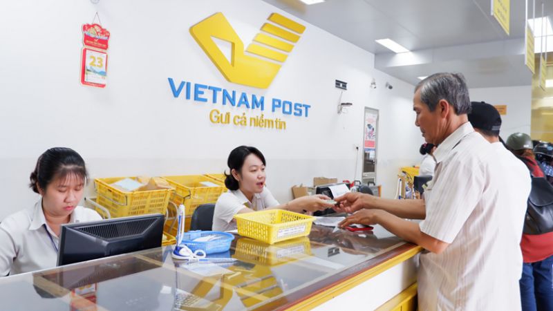 Người dân gửi giấy tờ bảo hiểm xã hội qua bưu chính (Nguồn: Bộ Khoa học và Công nghệ)