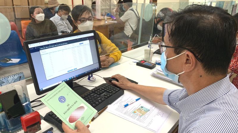 Người dân làm thủ tục tại cơ quan bảo hiểm xã hội huyện Ứng Hòa (Nguồn: Bảo hiểm xã hội Việt Nam)