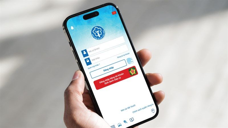 Người dân thực hiện thủ tục qua ứng dụng VssID (Nguồn: Thư viện pháp luật)