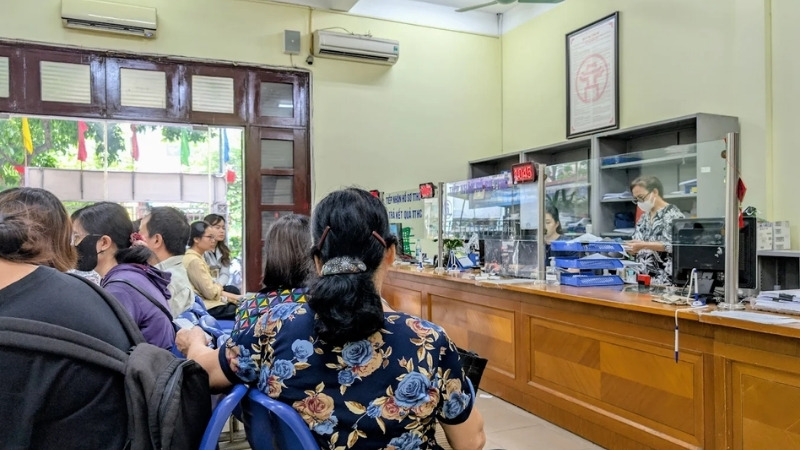 Người dân xếp hàng làm thủ tục tại BHXH quận Cầu Giấy (Nguồn: BHXH Cầu Giấy)