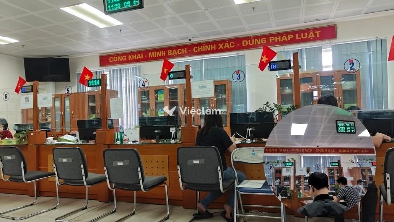 Cán bộ đang tiếp người dân tại Quầy tư vấn BHXH thành phố Hà Nội