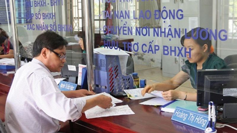 Người dân đến bảo hiểm xã hội huyện Thanh Oai để làm hồ sơ (Nguồn: Báo Chính phủ)