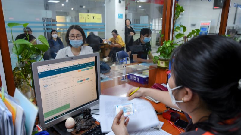 Người dân đến BHXH cơ sở Cầu Giấy để giải quyết thủ tục, chế độ liên quan đến BHYT (Nguồn: Luật Thiên Mã)