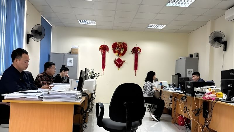 Cán bộ đang hướng dẫn các vấn đề liên quan đến thủ tục BHXH  cho người dân (Nguồn: BHXH huyện Thanh Trì)