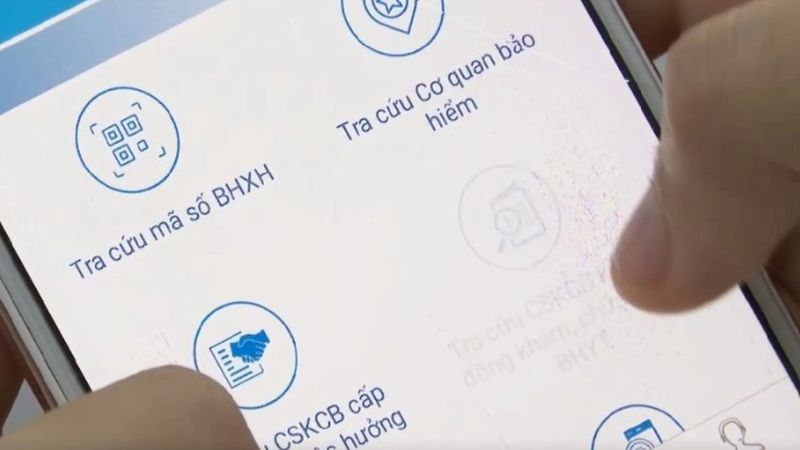 Người dân tra cứu thông tin liên quan đến BHXH trên ứng dụng VssID