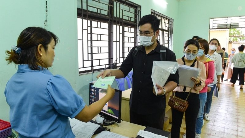 Người lao động xếp hàng thực hiện thủ tục hưởng trợ cấp tại Trung tâm Dịch vụ việc làm TP.HCM