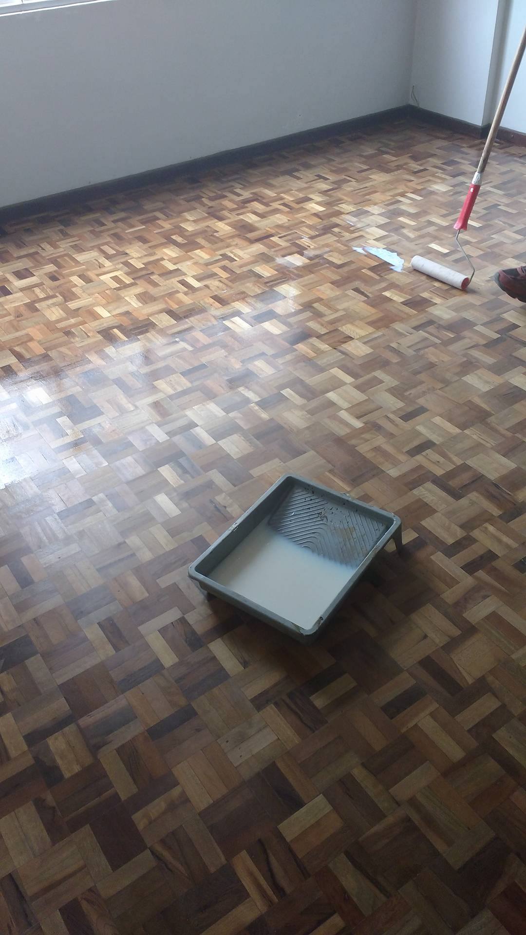 O que você precisa saber antes de lixar o piso de madeira Passa lá em