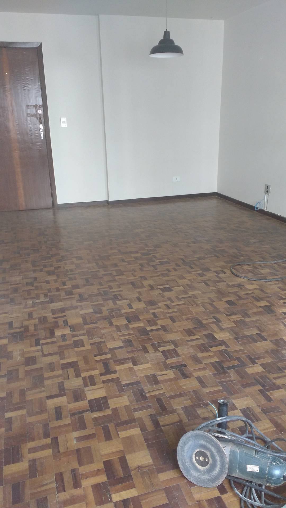 O que você precisa saber antes de lixar o piso de madeira Passa lá em