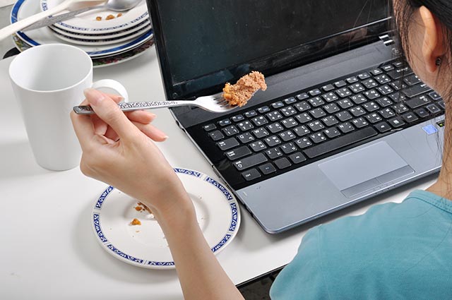 The Country Where It’s ILLEGAL To Eat Lunch At Your Desk…