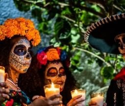 Flores, fuego y memoria Día de Muertos en el Corazón de México